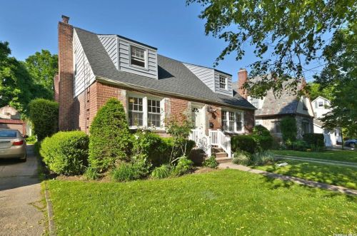11 Ash St, Floral Park, NY 11001-3402