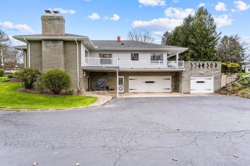 10 Oakwood Way, New Castle, PA 16105-1206