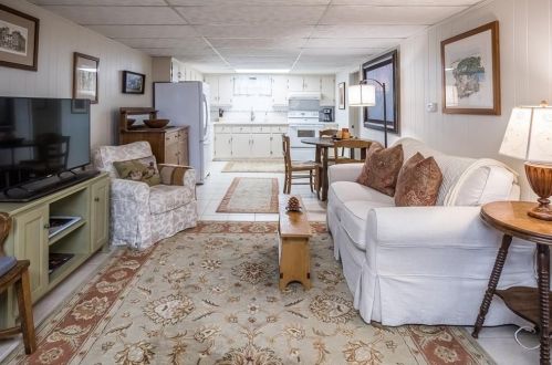 17 Barden Ln, Warren RI  02885-3607 exterior