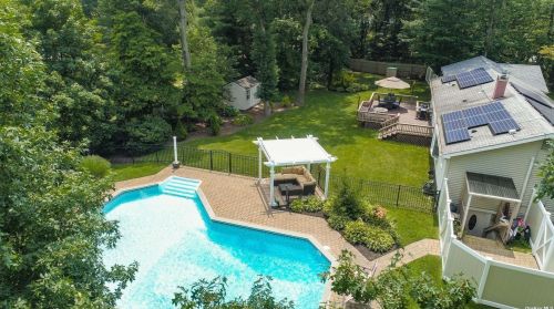 129 Crystal Brook Hollow Rd, Mount Sinai NY  11766-2102 exterior