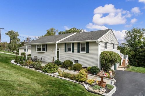 26 Perch Dr, Mahopac, NY 10541-1938