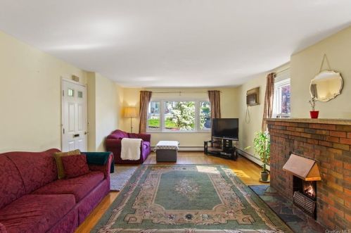 450 239th St, Bronx, NY 10470-1704