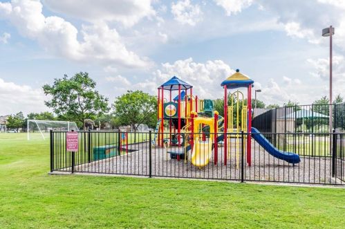 1405 Glen Hollow Ln, Lewisville TX  75028-3870 exterior