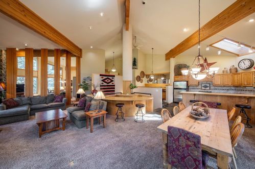 351 Skidder Trl, Truckee CA 96161-3928 exterior