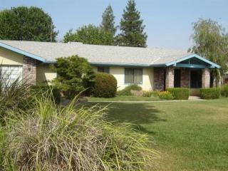 1737 Wilson Pl, Porterville, CA 93257-9648