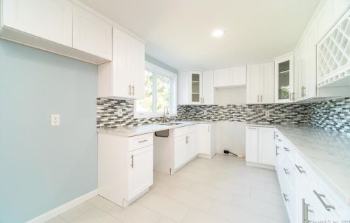27 Garrigus Ct, Waterbury CT  06716-3103 exterior