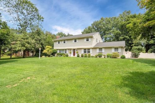 18 Mayer Dr, Airmont, NY 10901-3422
