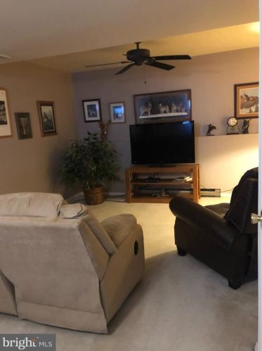 8863 Mckinley Ct, Hummelstown, PA 17036-9396