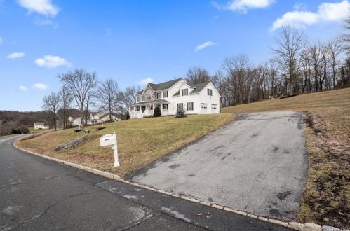 7 Von Trapp Ct, Washingtonville, NY 10992-1049