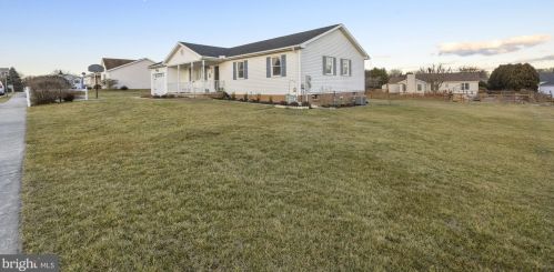 24 Fieldcrest Dr, Littlestown, PA 17340-9529