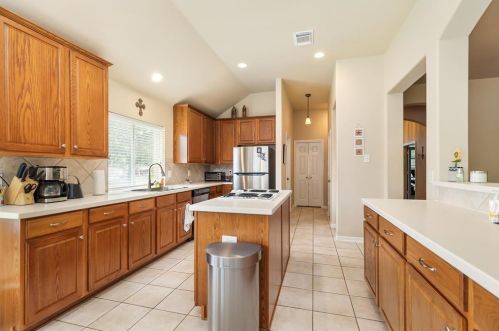 17818 Island Spring Ln, Tomball, TX 77377-8156