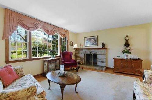 10 Elliot Ct, North Haven, CT 06473-1934