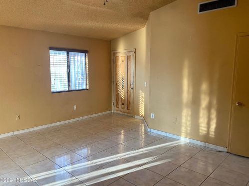 6006 Wood Crest Dr, Tucson, AZ 85746-3229