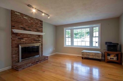 8 Cathedral Cir, Nashua NH 03063-2716 exterior