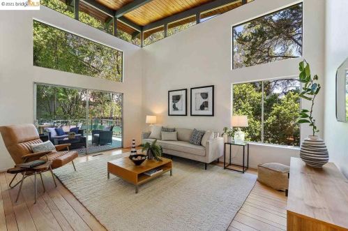 6884 Chambers Dr, Oakland, CA 94611-1302