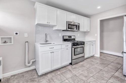 2870 Broadbridge Ave, Stratford CT  06614-2957 exterior