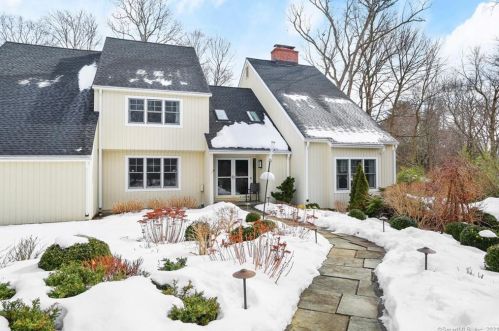 31 General Waterbury Ln, Stamford, CT 06902-1302