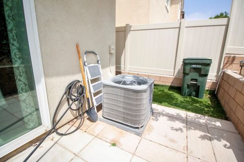 865 Pine Ave, Rialto CA  92376-4552 exterior