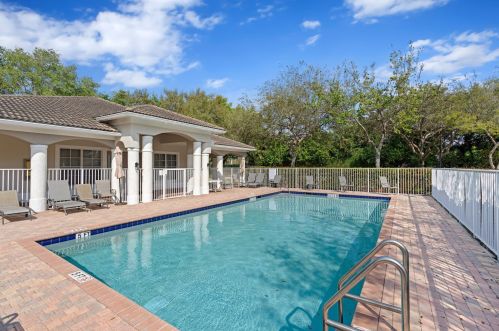 6421 Bella Cir, Boynton Beach FL  33437-5562 exterior