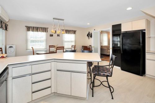 255 Kensico Rd, Thornwood NY  10594-1656 exterior