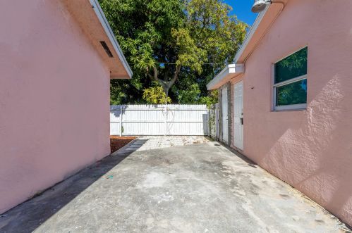 38 8th Ave, Delray Beach FL  33444-2663 exterior