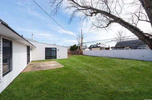 27 Walnut Ln, Hicksville NY  11801-5737 exterior