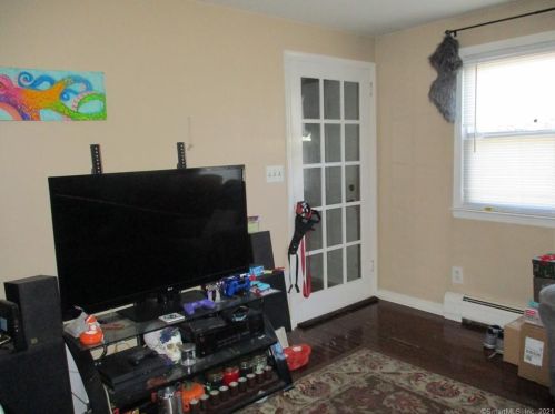 297 Garfield Ave, Bridgeport, CT 06606-5271