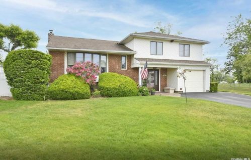 2550 Erick Ct, North Bellmore, NY 11710-4901