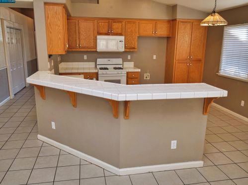 1062 Schadeck St, Manteca CA  95336-5956 exterior