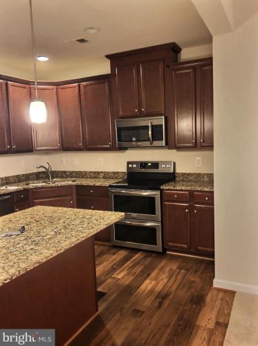 14730 Mason Creek Cir, Woodbridge VA  22191-3318 exterior