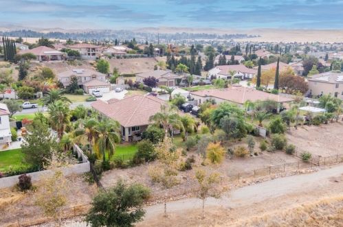 6608 Montagna Dr, Bakersfield CA  93306-7658 exterior