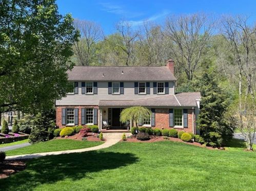 1654 Pinetree Dr, Pittsburgh, PA 15241-2927