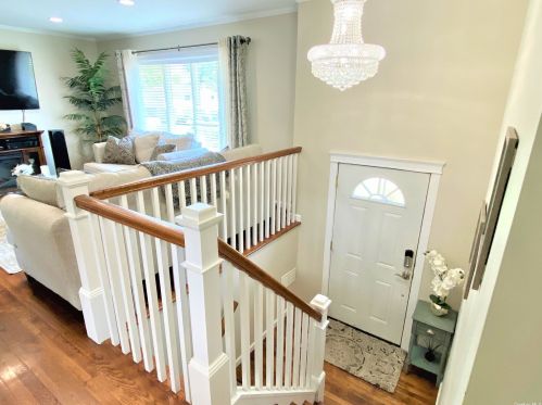 41 Van Buren Ave, South Setauket, NY 11720-3223