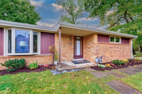 6177 Pleasant St, Library, PA 15129-9712
