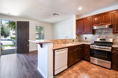 24093 Avocado Ln, Santa Clarita, CA 91354-1855