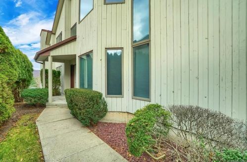 15 Fox Ct, Airmont, NY 10901-4181