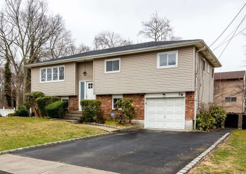 28 Cortland St, Babylon, NY 11704-1907