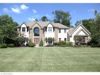 5567 Hollythorn Dr, Cleveland, OH 44141-4128