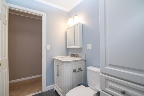 13 Harvey Rd, Londonderry NH  03053-7412 exterior