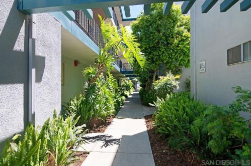 4885 Cole St, San Diego, CA 92117-1830