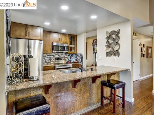 8120 Hansom Dr, Oakland, CA 94605-4211