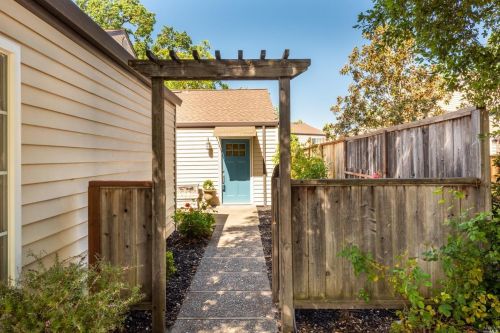 1616 Yardley St, Santa Rosa, CA 95403-2393
