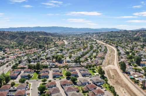 28144 Robin Ave, Santa Clarita CA  91350-2051 exterior