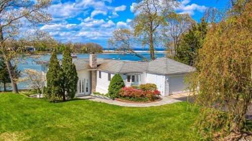 18 Ivy Ln, Strongs Neck, NY 11733-3114