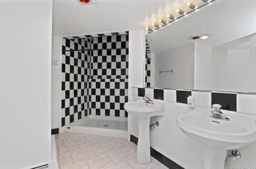 15 Sky Line Dr, Bridgeport CT  06612-1057 exterior