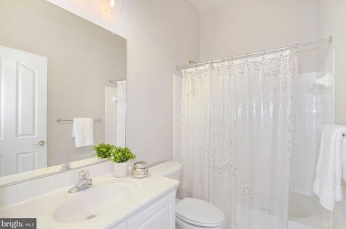 19372 Ml Dm Pl, Leesburg VA 20176-1637 exterior