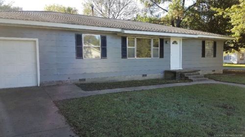 1201 3rd St, Henryetta, OK 74437-6011