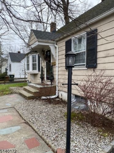 1868 Lamberts Mill Rd, Scotch Plains, NJ 07076-4768