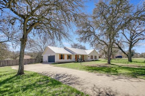 205 Ash Dr, Creedmoor, TX 78610-9291