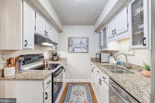 10902 Barton Hill Ct, Herndon VA  20191-5000 exterior